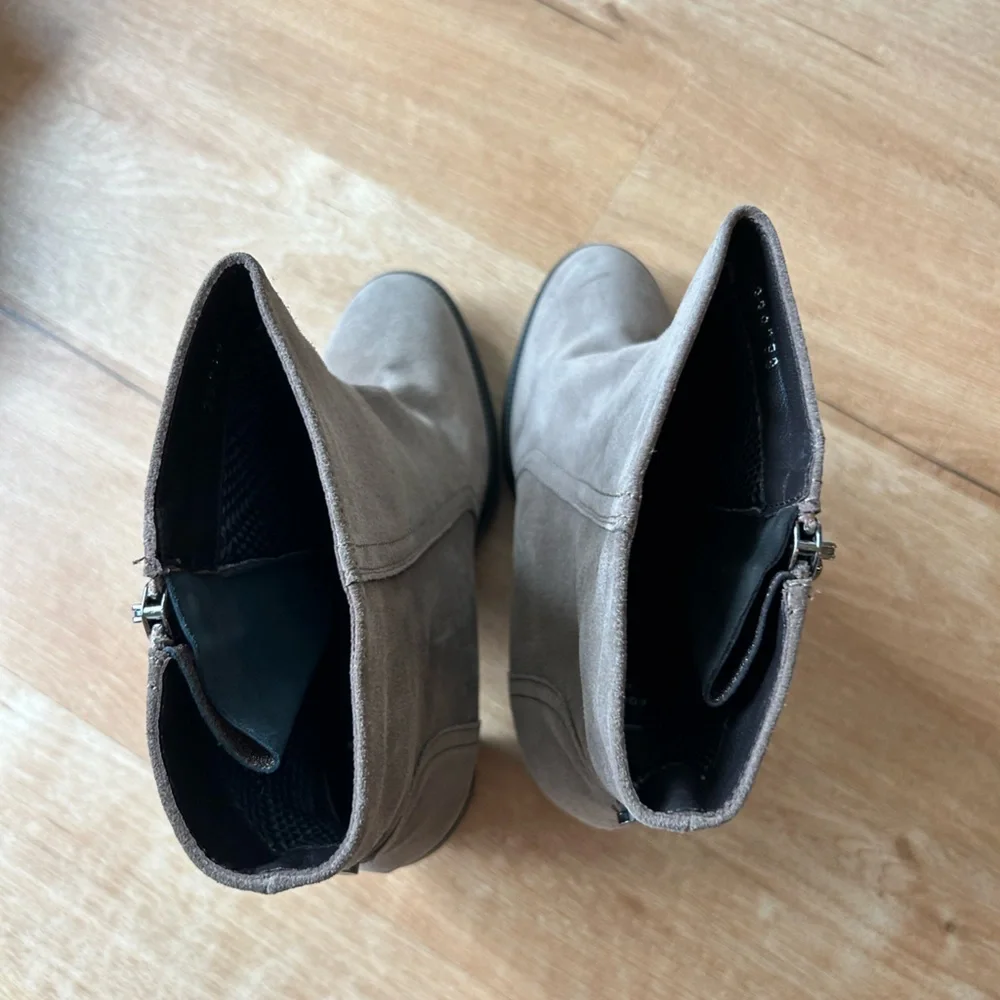 NWOT Aquatalia Ilenia Suede Ankle Boots in Taupe